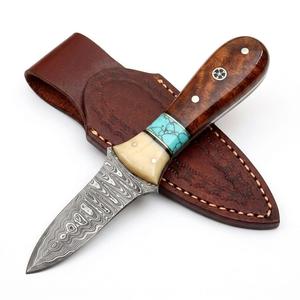 Couteau utilitaire d'extérieur en acier Damas forgé à la main avec manche en os et bois turquoise et étui en cuir cousu - Product Image 1