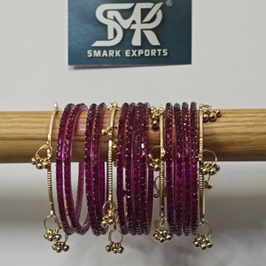 Ensemble de 16 bracelets en verre kashmiri de luxe, couleur magenta violet, avec breloques Ghungroo dorées, bijoux de mariée indiens traditionnels faits à la main - Product Image 2