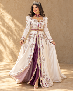 Caftan de mariée algérien élégant et luxueux Mishkat Couture, couleur ivoire, prune, violet, brodé, col en V, maxi, avec des détails en perles dorées. - Product Image 3