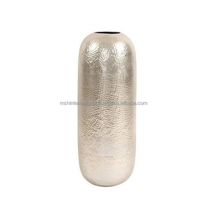 Vase à fleurs en métal de qualité certifiée avec finition dorée et classique conçu pour les utilisations de décoration de maison et de mariage - Product Image 5