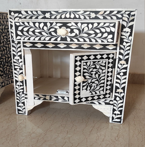 Mesa auxiliar escalonada con incrustaciones de hueso disponible a precios de mayorista, incluye una superficie negra con artesanía floral de nácar. - Product Image 4