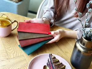 ซองใส่บิลหนังแท้ดีไซน์ทันสมัย สำหรับร้านอาหาร รับทำโลโก้ ร้านกาแฟ ซองใส่ใบเสร็จ แฟ้มเมนูโรงแรมทันสมัย LBH-0020 - Product Image 4