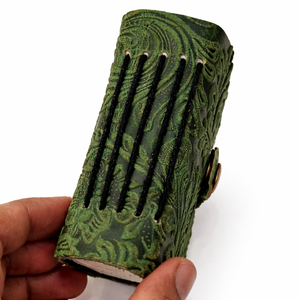 Carnet en cuir miniature fait main à motifs floraux - Carnet de poche vert vintage avec motif floral en relief et papier à bords festonnés - Product Image 3