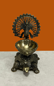 Diya Paon en Laiton Fait Main sur Socle Tortue – Lampe à Huile en Cire Coulée pour la Décoration de la Maison et des Temples - Product Image 2