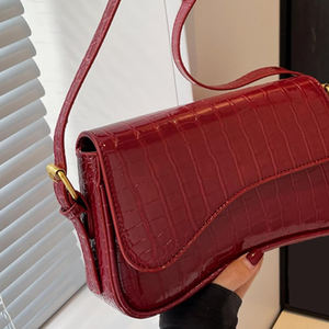 Sac à bandoulière en cuir PU à motif crocodile pour femme, avec sangle réglable et rabat, idéal pour les voyages quotidiens - Product Image 2