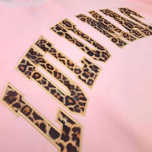 เสื้อสเวตเชิ้ตคอกลมโอเวอร์ไซส์สีชมพู LULU MAC ลายเสือดาวปักลายปักแบบแอพพลิเคชั่น  แบบสวมใส่ได้ทั้งชายและหญิง สไตล์ลำลอง  ถักนิตติ้งสำหรับฤดูใบไม้ร่วง  ชุด 2 ชิ้น - Product Image 3