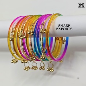 Juego de Brazaletes de Cristal de Gelatina Arcoíris Premium, Ghungroo Kashmiri Dorado, Joyería Étnica Moderna para Mujer, 16 Piezas, Chapado en Oro - Product Image 1
