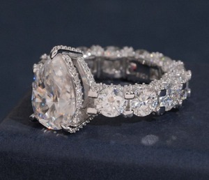 Anillo de plata 925 personalizado con moissanita VVS talla pera, estilo hip hop, con incrustaciones de circonitas, unisex, envío rápido desde stock local. - Product Image 1