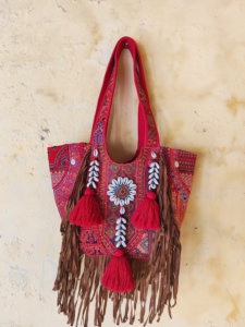 Sac bandoulière décontracté vintage bohème pour femme en coton coloré, avec pompons, broderies, patchwork et décorations coquillages, fermeture éclair - Product Image 5