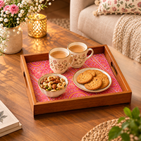 Plateau de service décoratif traditionnel en bois naturel |   Plateau carré en bois avec poignées intégrées, motif rose, pour salle à manger, cuisine, maison