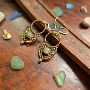 Pendientes de Aro de Macramé Hechos a Mano con Plata de Ley y Oro Vintage, Cuarzo Rutilado Natural, Estilo Boho, con Piedras Preciosas Micro Anudadas - Product Image 1