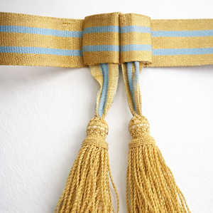 Cinturón Ceremonial Dorado con Rayas Azules y Grises – Accesorio Decorativo para Uniforme - Product Image 5