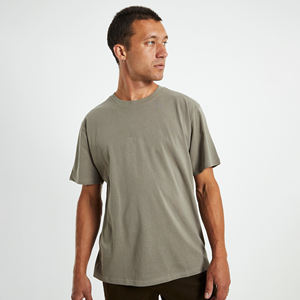 Camiseta oversized de estilo moderno con caída fluida y tacto premium, diseñada para looks llamativos y un estilo relajado para el día a día. - Product Image 5