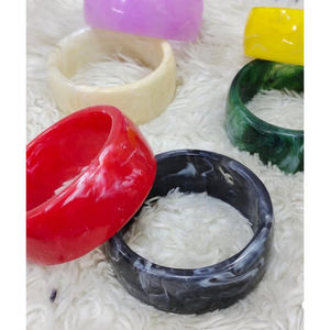 Bracelet en résine avec spirale Tribal Artwork fait à la main Cultural Fashion Jewelry Bold Resin Accessory Inspiré par des conceptions ethniques - Product Image 6