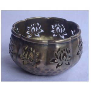 Produit phare : Bougeoir en aluminium forme Matki, motifs découpés à la main, finition laiton doré, pour bougies chauffe-plat, décoration de Noël et de la maison - Product Image 1