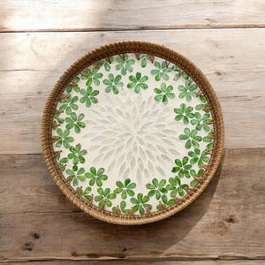 Plateau de service en rotin tressé à la main et incrusté de coquillages Capiz, plateau de table basse, plateau décoratif rond de printemps, plateau pour bijoux et bracelets - Product Image 1