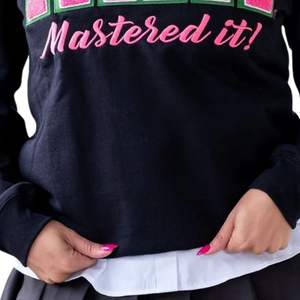 Sweat-shirt noir unisexe AKA Mastered It, col rond, lettres en chenille, coton premium, décontracté, élégant, confortable - Product Image 6