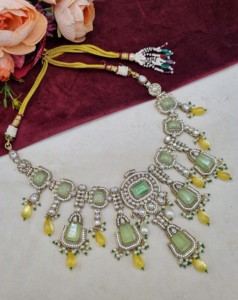 Collar de diseñador con piedra de corte radiante hecho a mano, con aretes y mangtika para mujer, colección de joyería tradicional étnica. - Product Image 5