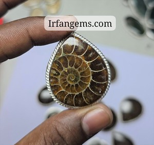Pendentif en laiton rainuré avec cabochon d'ammonite 100% naturelle de qualité supérieure, lot de pendentifs en macramé d'ammonite, prix de gros - Product Image 3