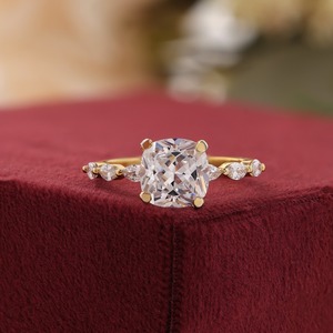 Bague de mariage de luxe en moissanite dorée taille coussin, bague de fiançailles classique avec pierres latérales en diamant taille coussin, bague de mariée en or taille coussin - Product Image 1