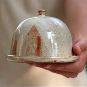 Pot à beurre artisanal en forme de dôme avec couvercle à petit bouton de maintien, plat de service rond, finition émaillée rustique, élégant rangement de beurre de table - Product Image 1