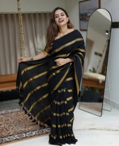 Sari de Algodón Mul Tejido a Rayas Negro y Dorado para Mujer KV con Blusa Sin Coser - Product Image 1