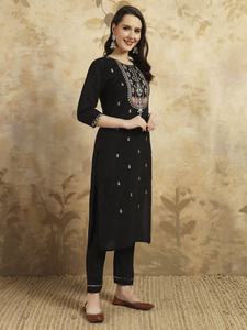 Costume de cérémonie de couleur noire en Chanderi lourd de créateur, Kurti brodé élégant, pantalon, dupatta unique, élégant - Product Image 4