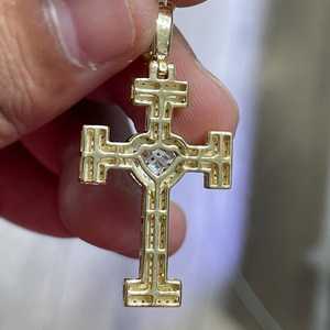 Colgante con Diseño de Cruz Chapado en Rodio con Moissanita de Corte Baguette y Engaste en Canal, Colgante Temático Unisex para Uso Diario - Product Image 2