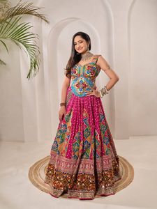 Lehenga de algodón muselina con estampado digital de diseñador y trabajo de espejo real, con blusa y dupatta, conjunto especial de Lehenga Choli para Navratri. - Product Image 1
