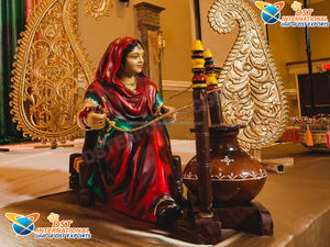 Statue décorative de table de mariage punjabi avec base, artisanat en fibre, statue de femme punjabi, nouvelle statue en FRP multicolore pour la décoration de table - Product Image 5