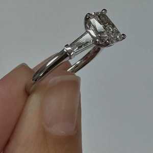 Bague de fiançailles en or massif 14k 18k avec diamant de laboratoire taille coussin de 1,40 carat, sertie à griffes, pour demande en mariage, certifiée IGI - Product Image 5