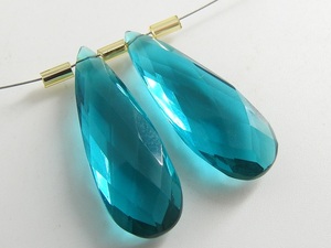 Perles en verre soufflé facettées en forme de goutte d'eau bleu paon, calibrées 30x10mm, paire assortie, trou de 0,50mm, marque PMEGEMSBEADS - Product Image 1