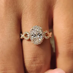 Bague de fiançailles de luxe en diamant rond brillant avec halo et pierres latérales étincelantes, bijoux fins pour mariage - Product Image 3