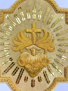 Applique de luxe brodée à la main Cœur Sacré, effet 3D en relief, finition résistante à l'eau, tissu doré pour vêtement de cérémonie - Product Image 5