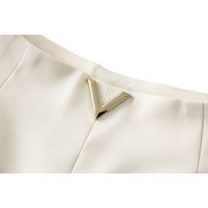 Shorts plissés noirs taille haute avec décor métallique en V, coupe élégante tissée, style classique pour femme - Product Image 5