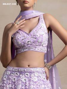 ชุดเลเฮนกา-โชลีสีลาเวนเดอร์แบบเย็บกึ่งสำเร็จรูป ตกแต่งด้วยผ้าตาข่ายเนื้อนุ่มสวยงาม ประดับด้วยงานปักดิ้นลายดอกไม้หลากสี พร้อมเลื่อม  ผู้ส่งออกสินค้าอินเดีย - Product Image 4