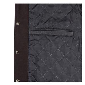 แจ็คเก็ตวาร์ซิตี้สีดำล้วนแบบกำหนดเอง ลายปักแบบกำหนดเองสำหรับทุกเพศ แจ็คเก็ตเบสบอลกลางแจ้งสำหรับผู้ชาย - Product Image 5