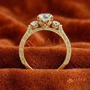 แหวนหมั้นทองคำ 14K/18K ทรงกลมประดับเพชรสามเม็ด พร้อมลายมิลเกรนและเพชรพาเว่ |   แหวนแต่งงานวินเทจสุดหรู - Product Image 3