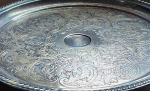 Support à gâteau rond en métal avec finition argentée et base évasée pour une présentation élégante, support sur pied solide, finition argentée brillante. - Product Image 4