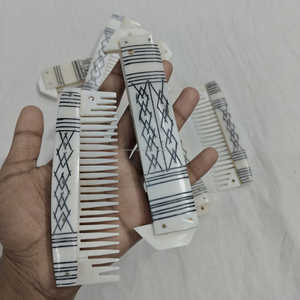 Peines de hueso de búfalo tallados a mano y hechos a medida, ideales para tiendas de accesorios para el cabello y estilistas, con base de cuero. - Product Image 2