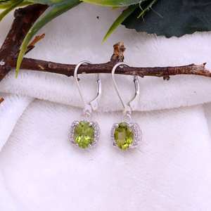 Pendientes Colgantes de Peridoto, Plata de Ley 925, Cierre de Palanca, Joyería Artesanal con Piedras Preciosas, Elegante Regalo para Mujer - Product Image 1