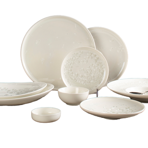 Vajilla de Porcelana Blanca Sostenible, Platos con Diseño Moderno de Copos de Nieve Cristalizados, Hechos en Horno - Product Image 1