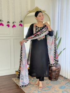 Último Modelo de Kurti Negro de Viscosa Chanderi para Mujer con Pantalón de Viscosa Chanderi, Conjunto de Seda Chanderi con Dupatta - Product Image 5