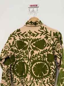 Chaqueta Bordada de Algodón Suzani Beige para Mujer, Patrón Floral Verde Oscuro, Bordado con Hilo, Manga Larga, Estilo Boho Vintage - Product Image 4