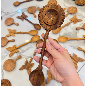 Cuillères en bois motif tournesol, artisanat manuel, tons bruns personnalisables en bois de qualité supérieure, souvenirs et décorations de table - Product Image 2