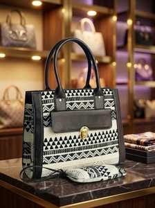 Bolso Tote Elegante con Diseño Tribal en Blanco y Negro y Cierre de Seguridad - Product Image 3