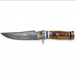 Herramienta utilitaria con mango de resina y tapa de pomo de latón ornamentado, con acero de Damasco - Product Image 1