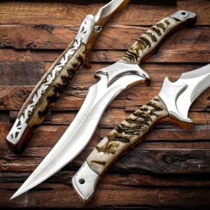 Cuchillo de caza Bowie SIZZCO personalizado hecho a mano con mango de cuerno de carnero, hoja de acero D2 de 13 pulgadas con punta de clip, funda de cuero, el mejor regalo para él. - Product Image 1