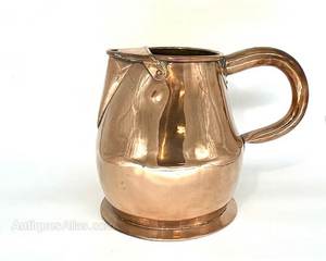 Jarra de Agua de Cobre Estilo Antiguo con Superficie Pulida, Ideal para Servir Agua en Reuniones Familiares y Eventos - Product Image 1