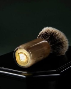 Brocha de Afeitar Redonda Hecha a Mano con Cuerno de Búfalo Ecológico de ILAHI con Mango de Cuerno y Pelo Natural, de Uttar Pradesh, para Personalización de Halloween - Product Image 2